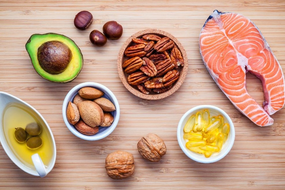 gesunde Fett Lieferanten auf Tisch aufgebaut