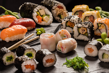 verschiedene Sushi Varianten auf einer Platte