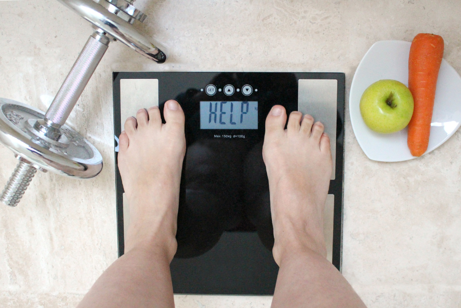 Abnehmtipps mit Waage, Hantel und Obst nachgestellt