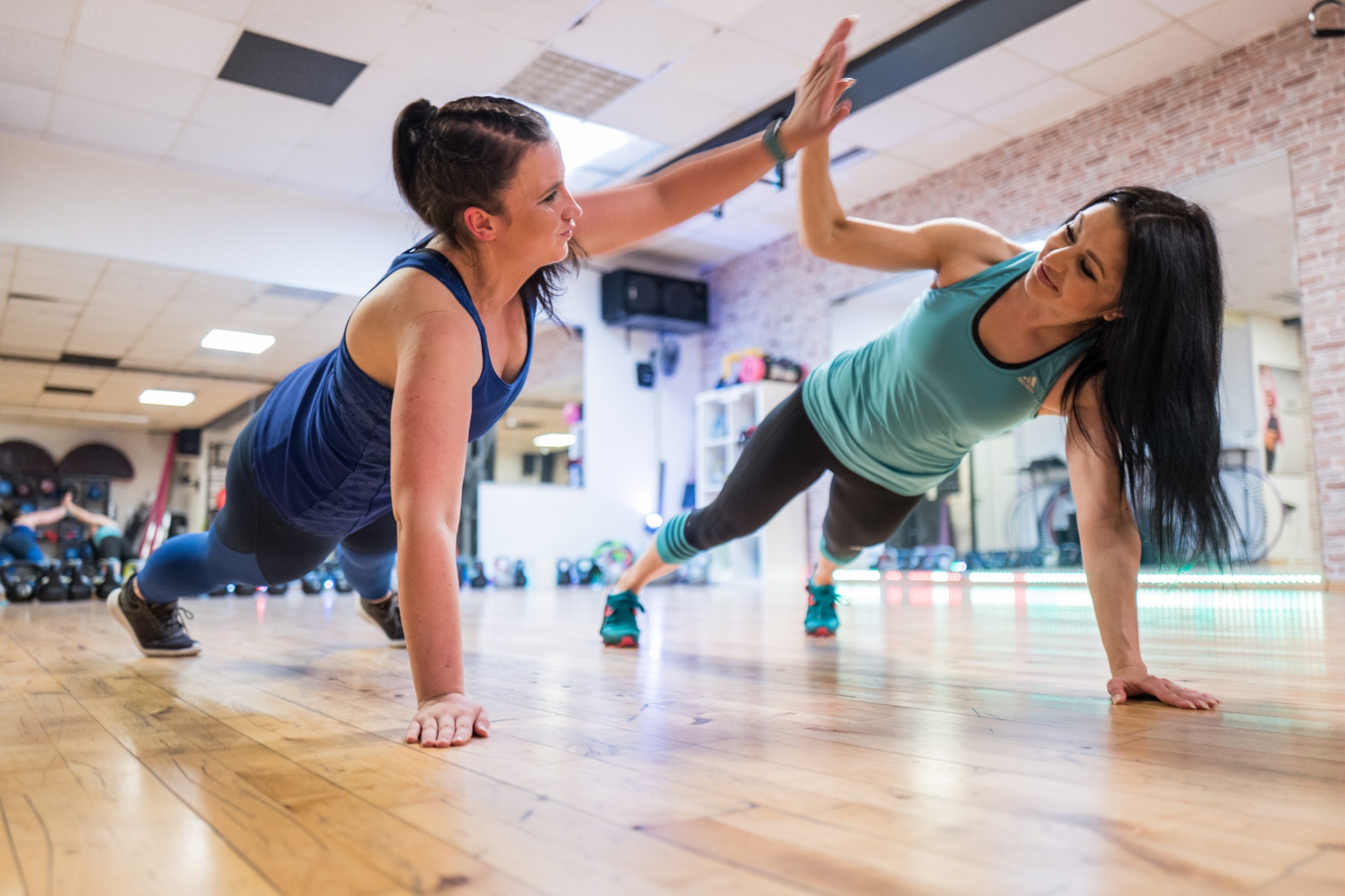 Fitnesssport im Studio21 mit 2 Frauen im Kursraum
