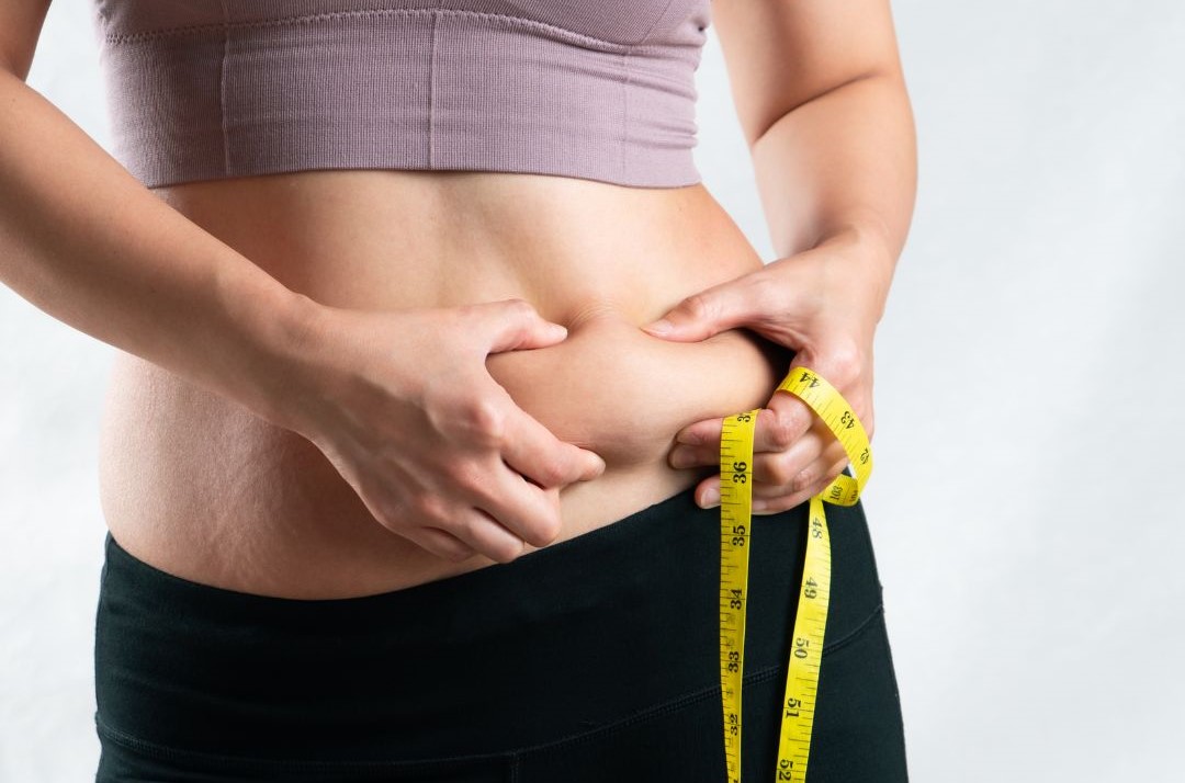 Frau mit Maßband symbolisiert schnell abnehmen