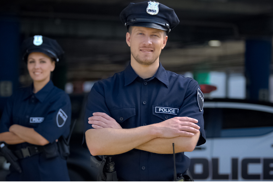 zwei Polizisten symbolisch für Sporttest Polizei Nürnberg