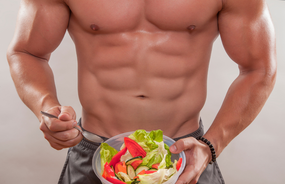 Bodybuilder mit Salat symbolisch für die Pendeldiät