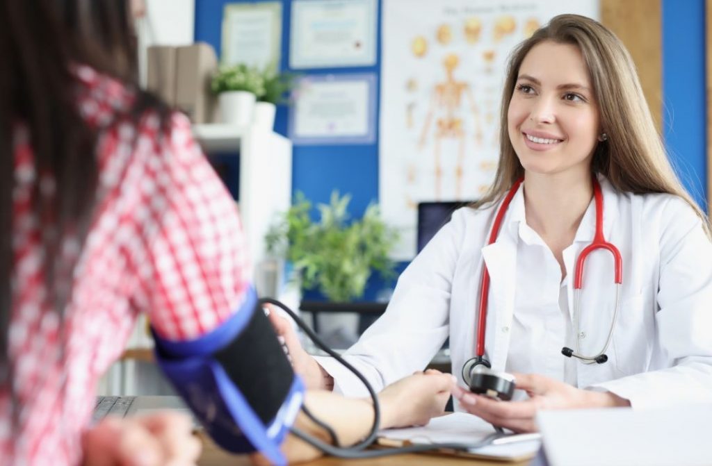 Blutdruckmessung einer Ärztin symbolisch für unser Online Abnehmprogramm