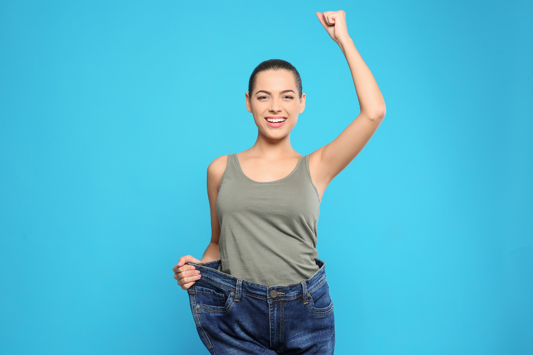 Frau mit zu großer Jeans symbolisiert 5 Kilo in 5 Wochen abgenommen