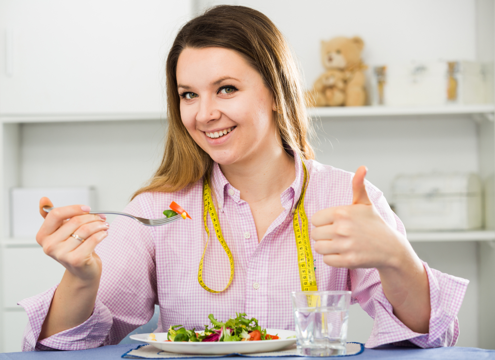 Abnehmen ohne Jojo-Effekt symbolisiert durch Frau mit Salat-Teller und Maßband