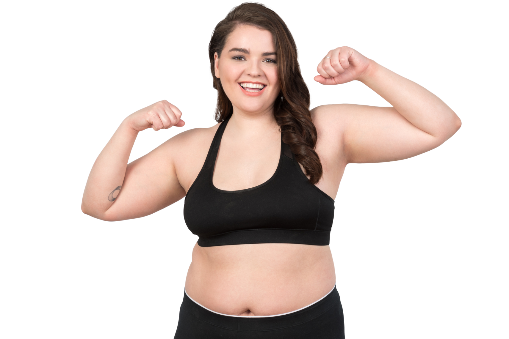 Wohlfühlgewicht symbolisiert von glücklicher übergewichtiger Frau die beide Bizeps zeigt