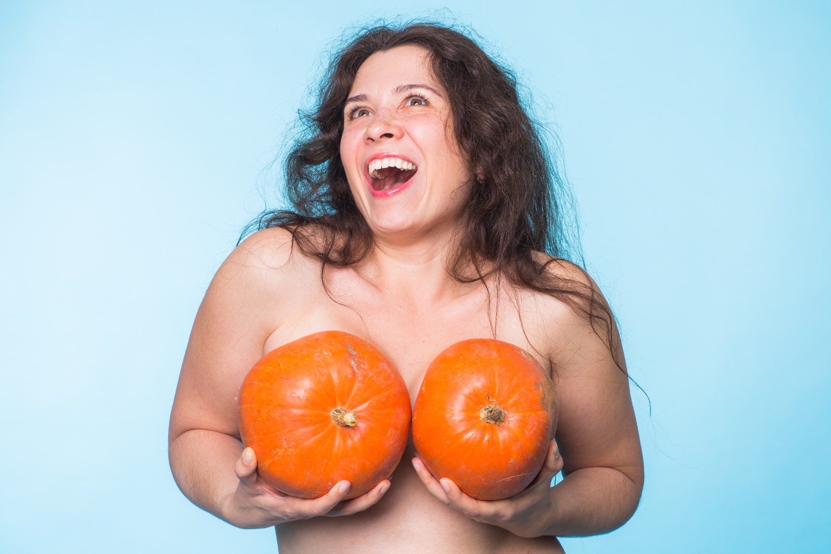 straffe Brüste von lustiger Frau mit Melonen simuliert