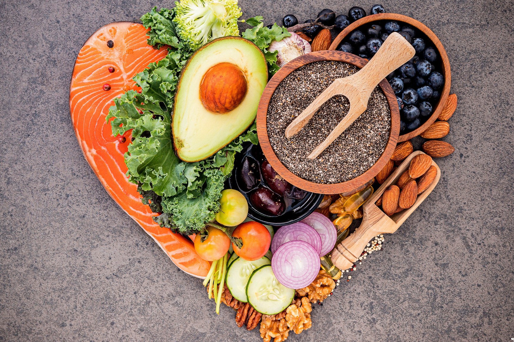 Ernährungsumstellung symbolisiert durch gesunde Lebensmittel in Herzform angeordnet