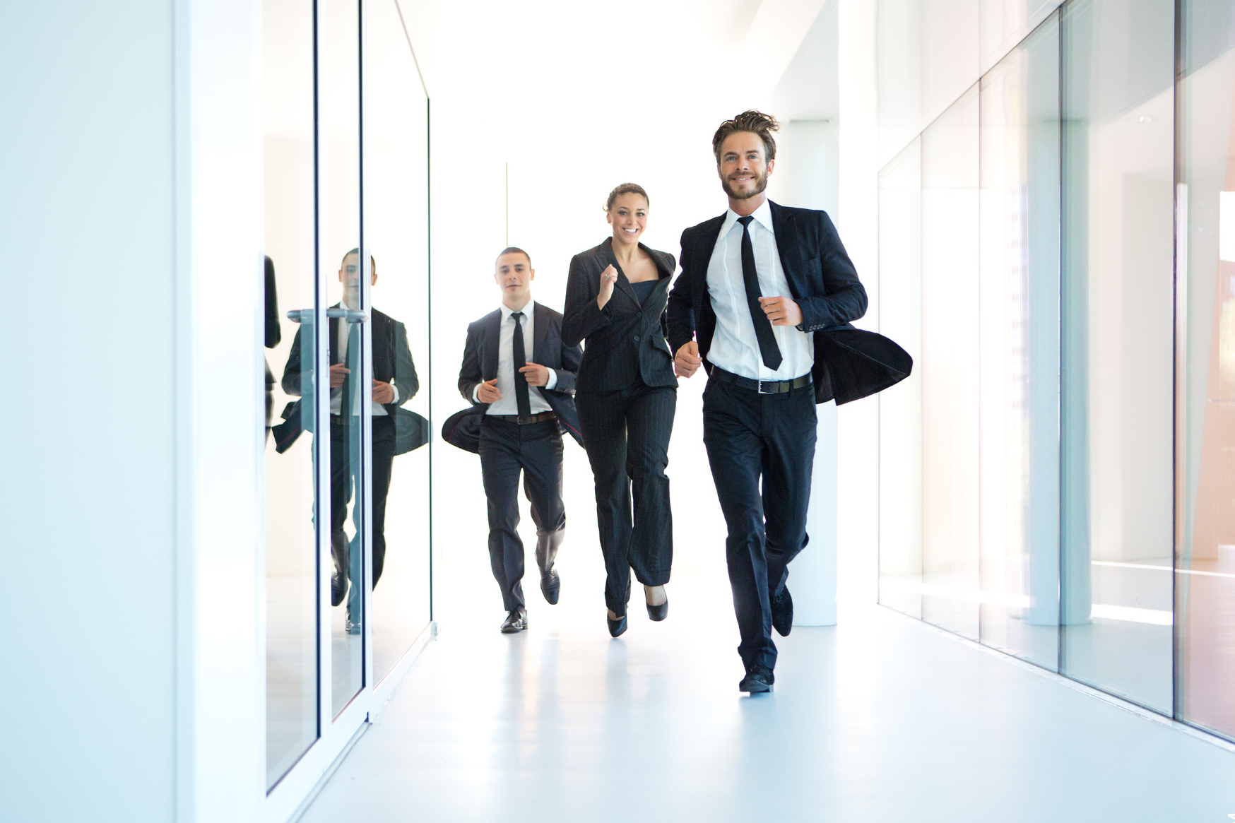 Abnehmen durch Fidgeting symbolisiert durch 3 Büroangestellte rennend im Office