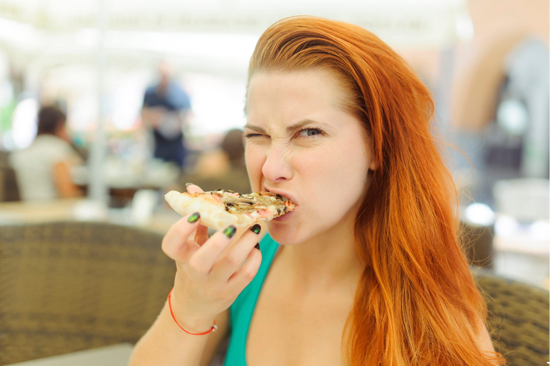Hunger reduzieren symbolisiert von Frau mit Pizza