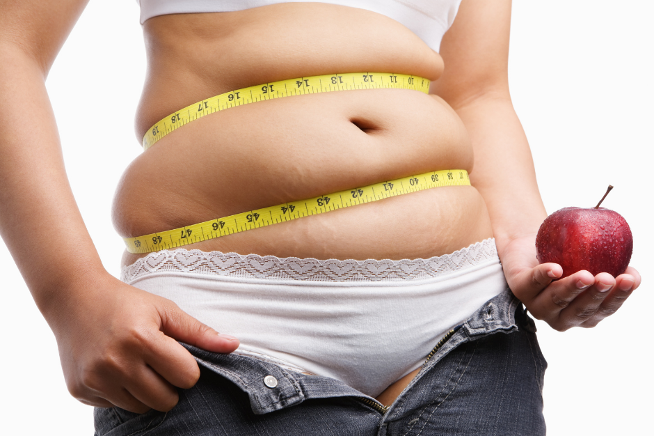 Fehler beim Abnehmen dargestellt von dickem Frauenbauch mit Maßband eingeschnürt und Apfel