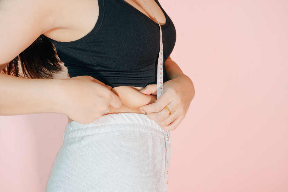 Abnehmen am Bauch dargestellt von Frau mit Hüftspeck