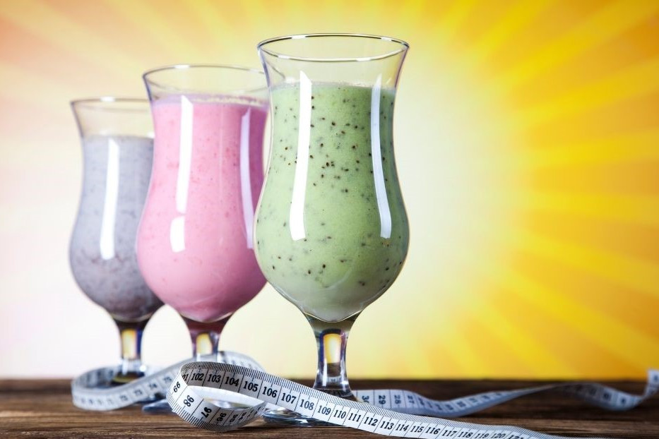 Shakes zum Abnehmen dargestellt von 3 leckeren Shakes mit Maßband drumherum
