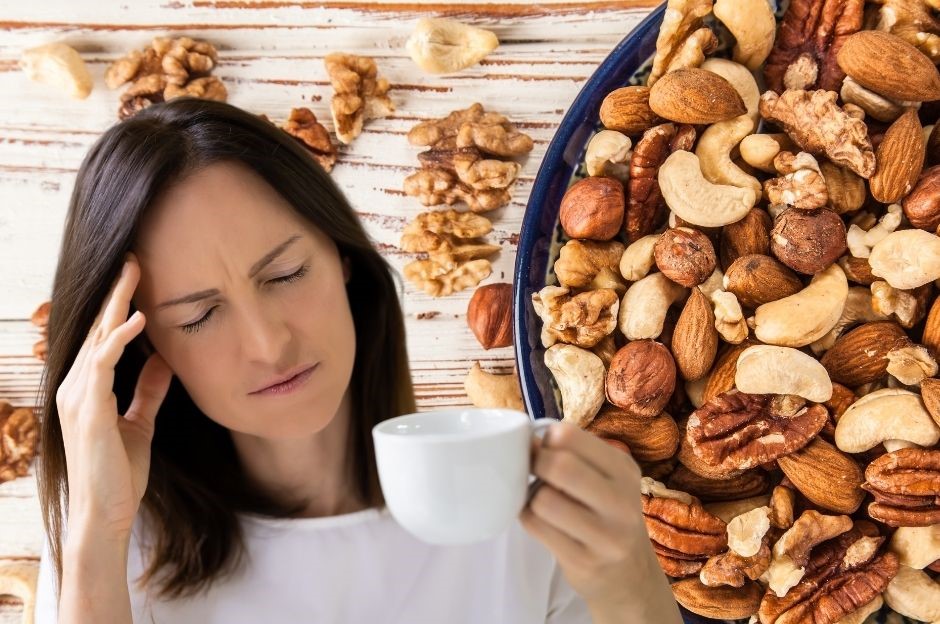 Kopfschmerzen und Ernährung dargestellt von Frau mit Kaffee und Nüssen