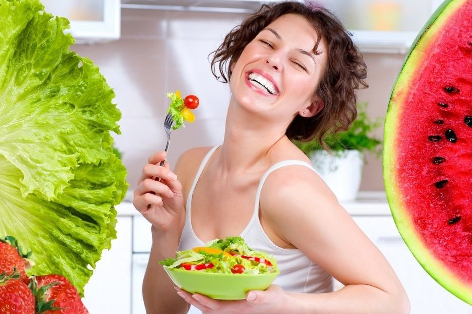 Volumetrics-Diät dargestellt von Frau mit Obst und Salat