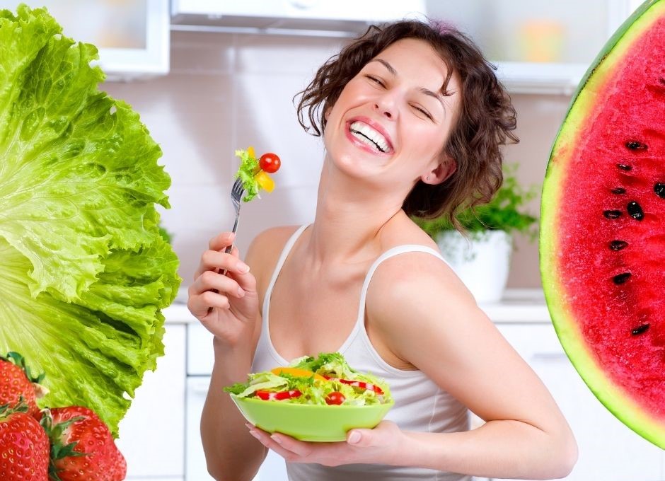 Volumetrics-Diät dargestellt von Frau mit Obst und Salat