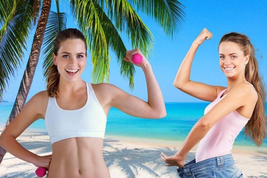 Schnell abnehmen dargestellt von zwei sportlichen Frauen am Strand die Bizeps posen