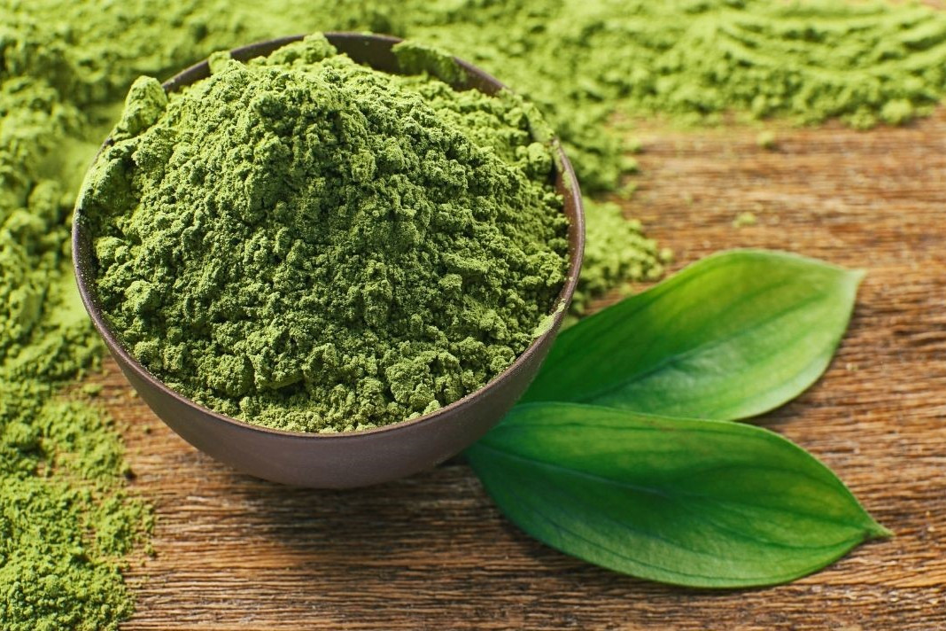Schnell Abnehmen mit Grünem Tee dargestellt von grünem Pulver in Schüssel
