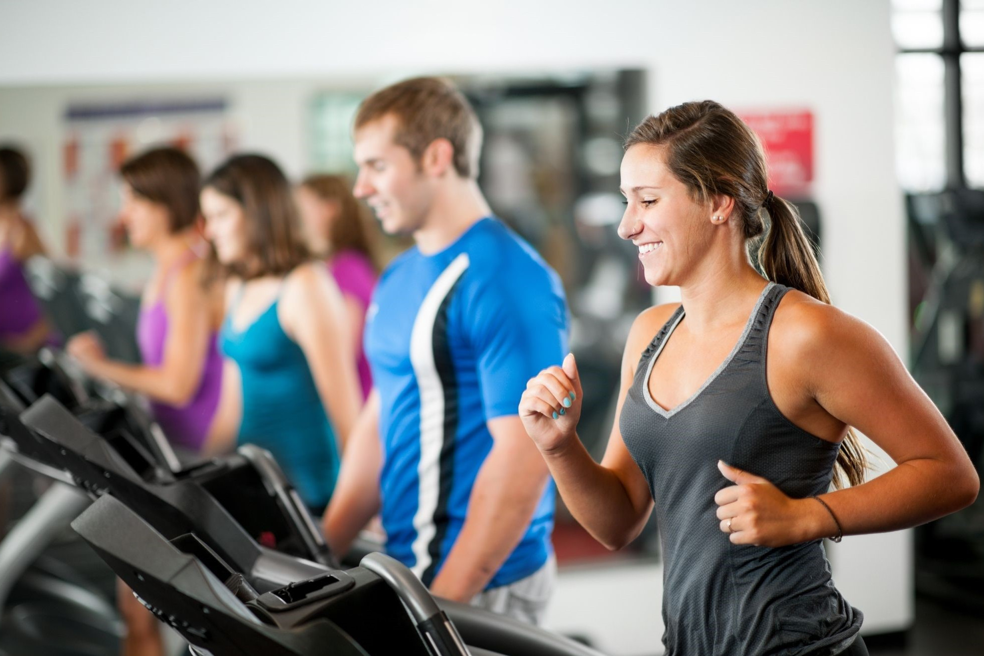 Fitnessstudio gegen Bewegungsmangel dargestellt von Cardiobereich im Gym