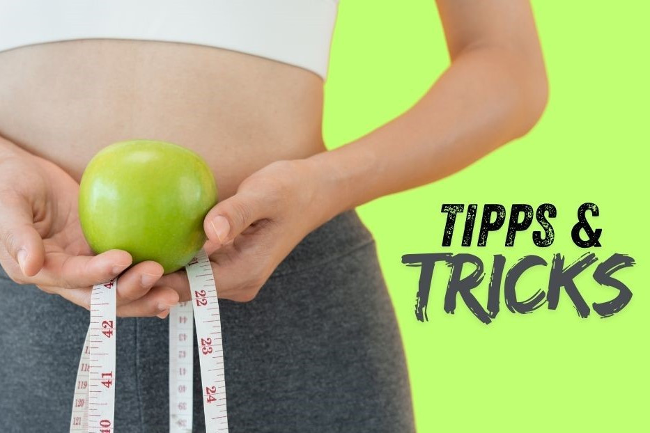 Hacks zum Abnehmen dargestellt von Frau mit Apfel und Maßband um den Bauch